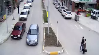 Sokak Ortasında Cinayet MOBESE Kamerasına Yansıdı