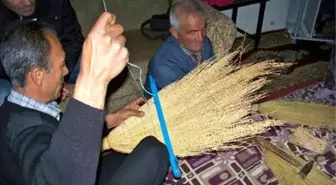 Erkekler Örüyor, Kadınlar Süpürüyor