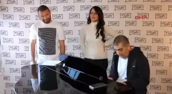 Futbol Sahalarından Toçev İçin Sahneye