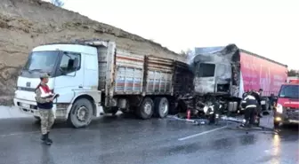 Kamyona Çarpan Tır Alev Aldı; Ahmet Öldü, Babası Ağır Yaralı