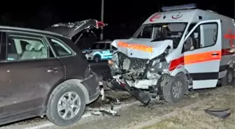 Ambulans Otomobile Çarptı: 4 Yaralı