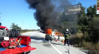 Yanan Otomobilin Kadın Sürücüsü Son Anda Canını Kurtardı