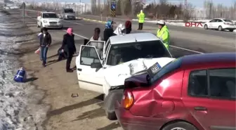 Sivas'ta Trafik Kazası: 3 Yaralı