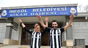 Beşiktaş Formasıyla Nikah Masasına Oturdular