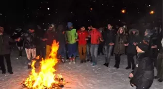 Bitlis'te Meşaleli Kayak Gösterisi