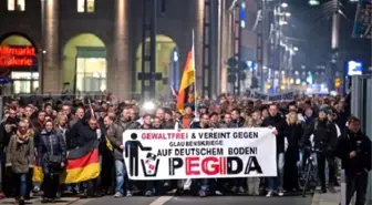 Pegida'nın Gösterisini Polonyalı Nasyonalistler Engelledi