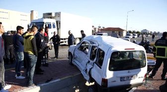 Kamyon'un Çarptığı Ticari Araç Kanala Uçtu: 3 Yaralı