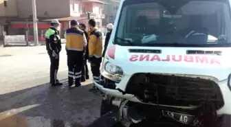 Ambulansla Otomobil Çarpıştı, 4 Kişi Yaralandı