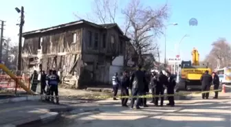 Çökme Tehlikesi Bulunan Ahşap Bina Ekiplerce Yıkıldı