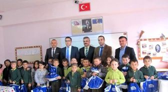 Hisarcık'ta Öğrencilere Giysi Yardımı