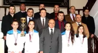 Şampiyon Okçulardan Vali Çiçek'e Ziyaret