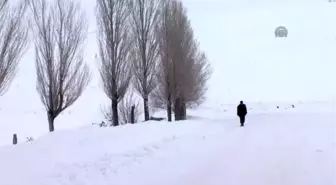 52 Yıldır Sevdiği Kadını Bekliyor