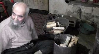 77 Yıl Sonra Kavuştuğu Eşini Baş Tacı Ediyor