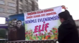 Eskişehir Porsuk Çayı Köprüsü'nde Pankartlı Evlilik Teklifi