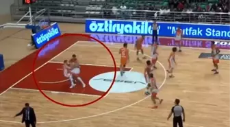 Basketbol Maçında Atılan Dirsek İzleyenleri Şoke Etti