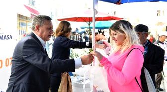 Muratpaşa Belediyesi Pazarlarda Fide Dağıtıyor