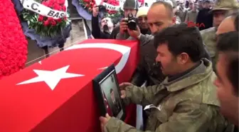 Bir Babanın En Zor Anı! Şehit Oğlunun Parkasını Giydi, Tabutunu Öptü