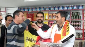 Alima Yeni Malatyaspor Derbiyi Kazandı, Esnaf Tatlı Dağıttı