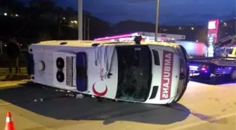 Ambulans ile Üç Otomobil Çarpıştı: 6 Yaralı