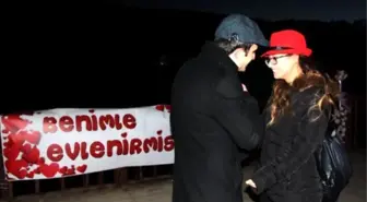 Gölcük'te Kemanlı Sürpriz Evlenme Teklifi