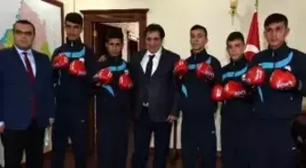 Hilvanlı Şampiyonlara Vali Küçük'ten Maddi Destek