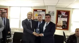 Başkan Özdemir'e Teşekkür Plaketi