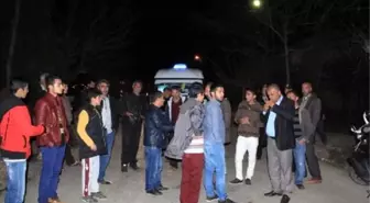 2 Kişinin Yaralandığı Kaza Sonrası Mahalleli Yolu Trafiğe Kapattı