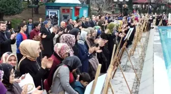 Bursa'da Yüzlerce Kişi 28 Şubat'ı El Ele Tutuşarak Protesto Etti