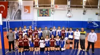 Bilecik'teki Okullar Arası Voleybol Genç Bay-bayan Grup Müsabakaları Sona Erdi