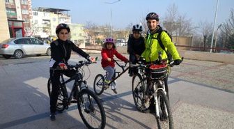 Bir Bisiklette Üç Kişi...dolmuş Gibi Bisiklet...