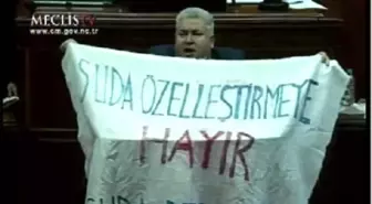 KKTC'de Vekilden Mecliste 'Su Anlaşması' Protestosu