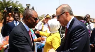 Erdoğan, Gine'de Resmi Törenle Karşılandı