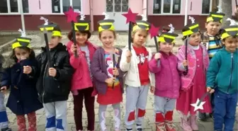 İllüzyon Gösterisini Sihirbaz Şapkası ve Sihirli Değneklerle İzlediler