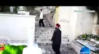 Mahmud Esad Coşan Hocaefendiyi Kabri Başında Rahmetle Anıyoruz