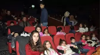 Minik Öğrencilerin Sinema Keyfi