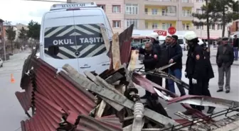 Şiddetli Rüzgarda Çatıdan Kopan Pançalar 3 Araca Hasar Verdi