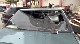 Sivas Şiddetli Rüzgarda Çatıdan Kopan Pançalar 3 Araca Hasar Verdi