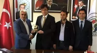 Sincikspor'dan Başkan Korkut'a Plaket