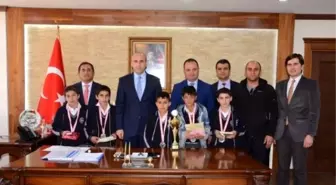 Badminton Takımından Kaymakam ve Başkana Ziyaret