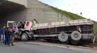 Freni Boşalan Kamyon Köprü Duvarına Çarptı: 1 Yaralı