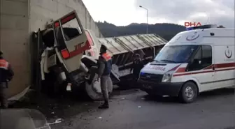 Sakarya - Freni Boşalan Kamyon Köprü Duvarına Çarptı: 1 Yaralı