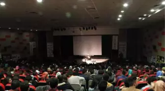 Ahmet Aslan, Konserde Kadınlara Çiçek Dağıttı