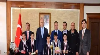 Badmintonculardan Kaymakam ve Başkana Ziyaret