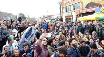 Tanışmak İçin Otostop Çekerek İstanbul'a Geldiler