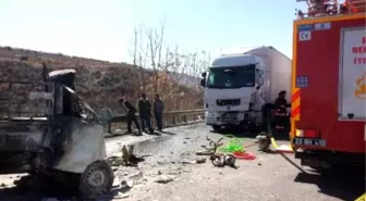 Elazığ'da Kamyon ile Kamyonet Çarpıştı: 1 Ölü