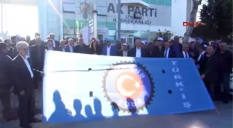 İzmir Türk İş Üyeleri İmzalarını, AK Parti Yöneticisine Teslim Etti