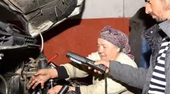 24 Yıldır Motor Tamirciliği Yapan 50 Yaşındaki Kadın Herkesi Şaşırtıyor