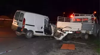 Kamyonet Park Halindeki Araca Çarptı 1 Ölü 1 Yaralı