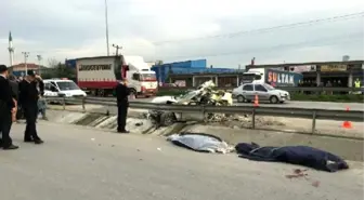 Fabrikaya Giden İşçilerin Bulunduğu Otomobil Tır'a Çarptı: 2 Ölü, 1 Yaralı