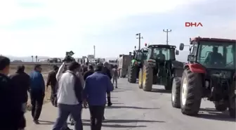 Konya Alt Geçit İsteyen Çiftçiler, Traktörlerle Karaman Yolunu Trafiğe Kapattı